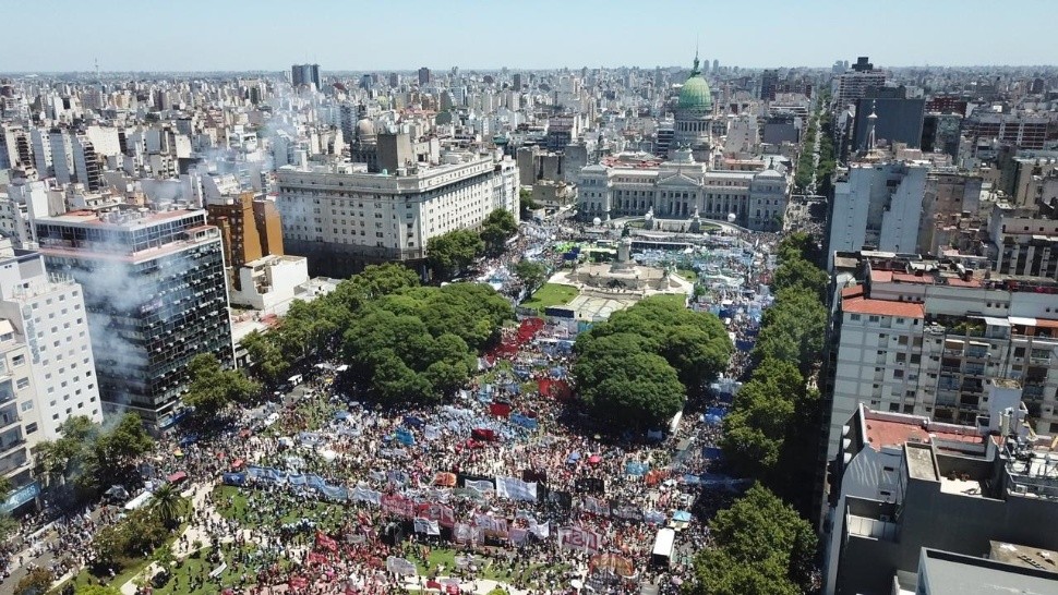 Paro general y masiva manifestación al Congreso contra el Gobierno.