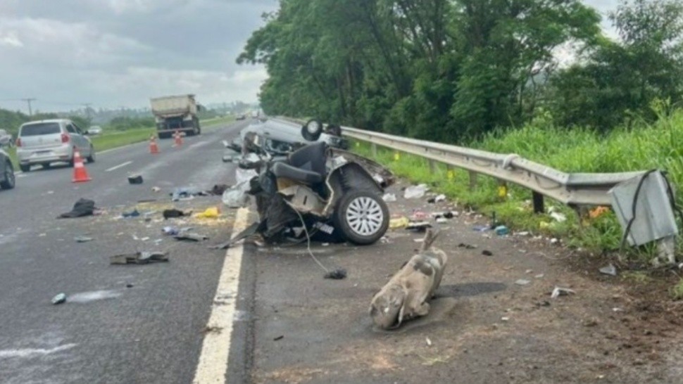 El automóvil quedó totalmente destruido.