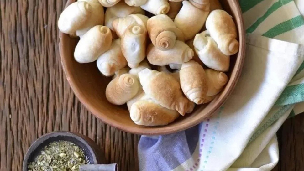 La receta infalible para preparar cuernitos de grasa, una delicia de la panadería argentina.