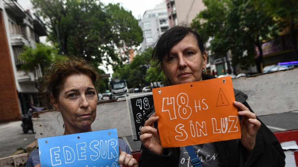 Vecinos de Caballito cortaron la calle en reclamo por la restitución del servicio eléctrico (Télam).