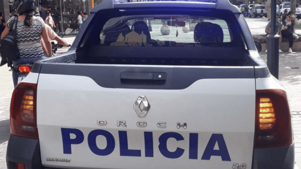 Una policía estaba al cuidado de la casa de una colega y descubrió que habían entrado ladrones.