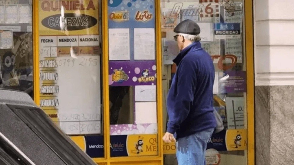 Un hombre ganó la lotería y le impidieron el pago del premio.