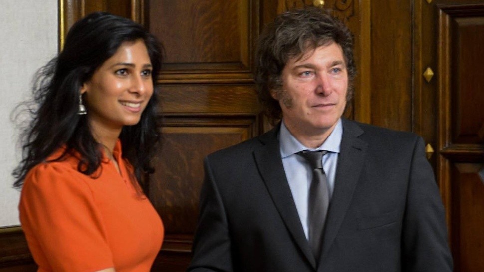 Javier Milei junto a la Subdirectora Gerente del Fondo Monetario Internacional (FMI), Gita Gopinath.