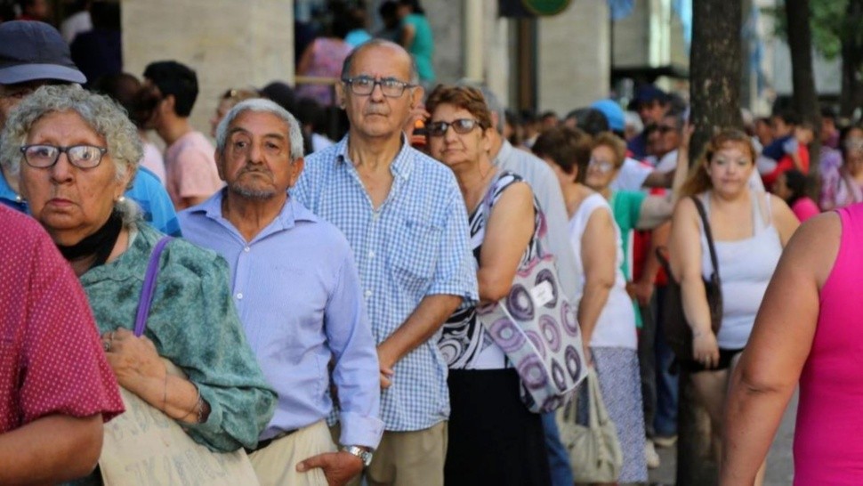 Algunos jubilados tendrán mayores aumentos dado que una futura actualización del Salario Mínimo, Vital y Móvil (SMVM) vincularía sus haberes a ese monto.