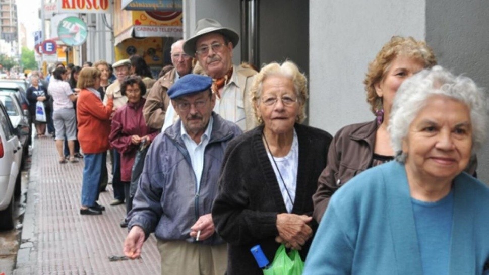 Jubilados: mañana comienza el pago del triple bono: ¿Quiénes lo podrán cobrar?