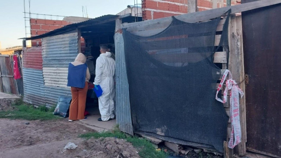 Las autoridades policiales revisaron el escenario del doble homicidio.