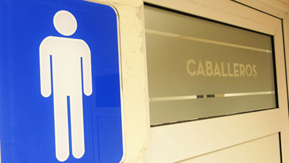 La boda más loca del mundo: se casaron en el baño de una estación de servicio.