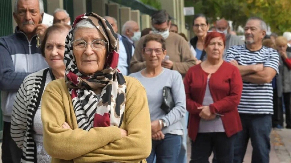 El Gobierno evalúa medidas adicionales para compensar el impacto en jubilaciones ante el posible cambio en la fórmula