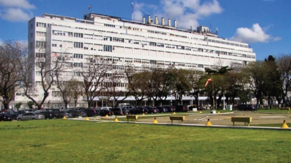 Los policías heridos fueron asistidos por médicos en el Hospital Bartolomé Churruca.