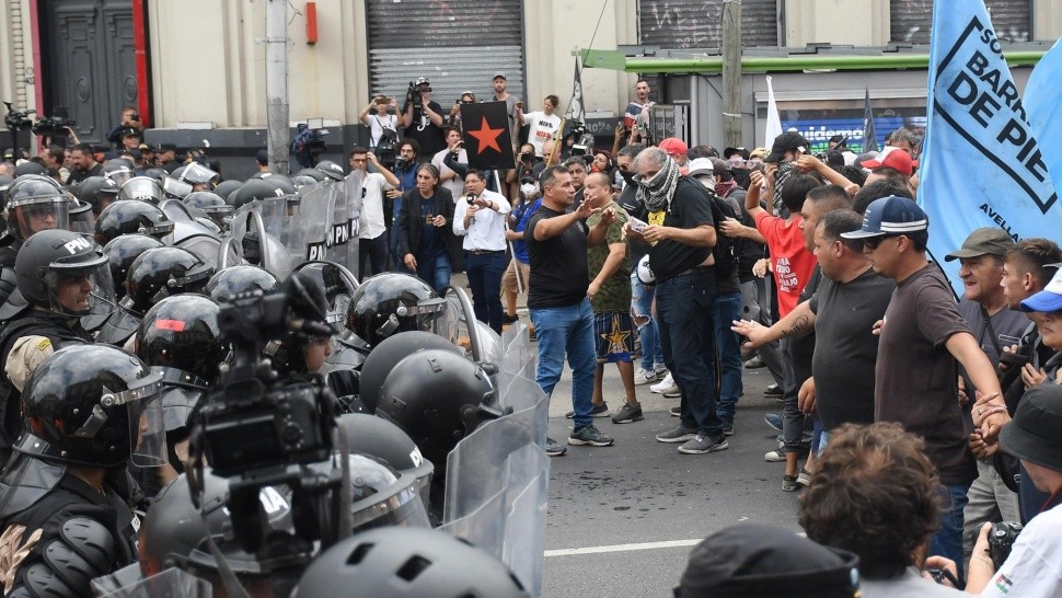 Organizaciones sociales y piqueteras, durante el corte realizado en Puente Saavedra (Crónica/Rubén Paredes).