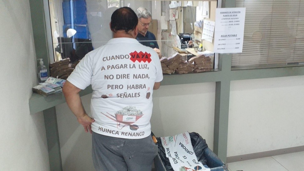 Un comerciante llevó más de 1 millón de pesos en una carretilla para pagar la luz (Foto IR Noticias Centro).