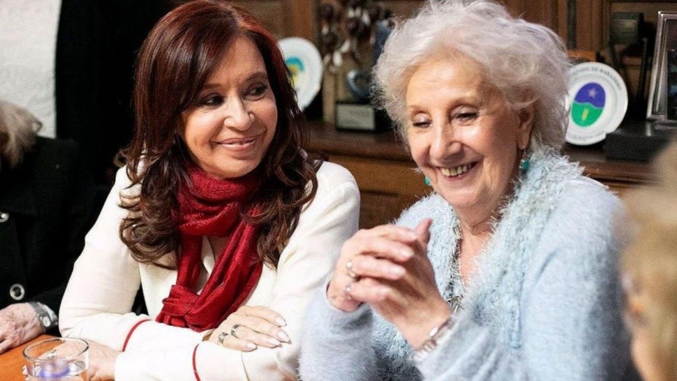 Cristina Fernández de Kirchner junto a la presidenta de las Abuelas de Plaza de Mayo, Estela de Carlotto (Archivo).