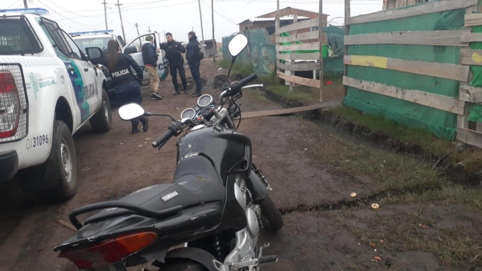 Los efectivos policiales realizan procedimientos para apresar a los criminales.