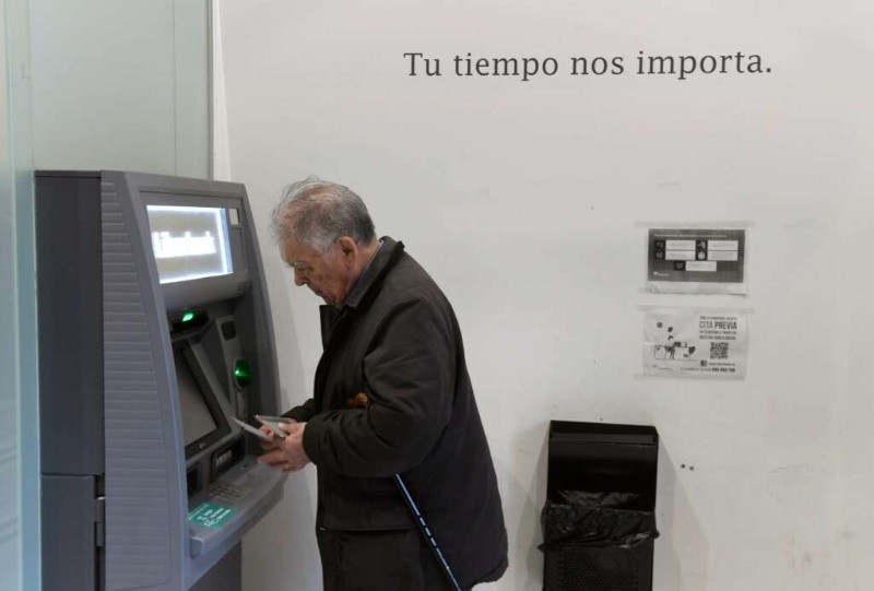 Evita los dolores de cabeza en el banco y recurrí a otros métodos de extracción de dinero.  