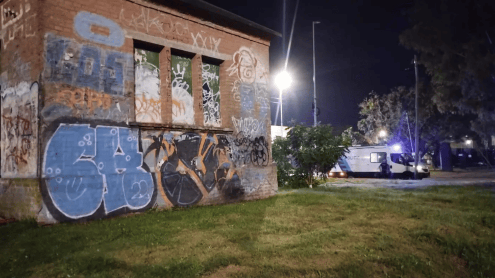 La policía y el SAME trabajando en el lugar del hecho.