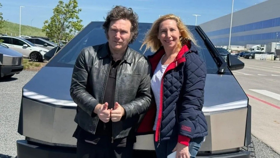 EL PRESIDENTE Y SU HERMANA KARINA POSAN CON EL TESLA, LA CREACIÓN DEL EMPRESARIO ELON MUSK, QUE LOS RECIBIÓ EN ESTADOS UNIDOS.