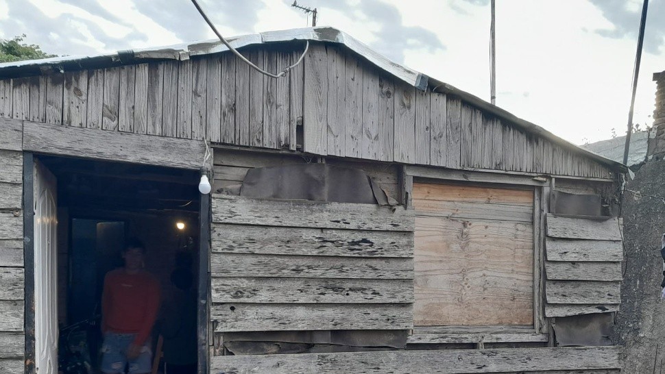 LA CASILLA DONDE VIVE UNA DE LAS FAMILIAS. EN RECUADRO, VANESA Y MATEO.