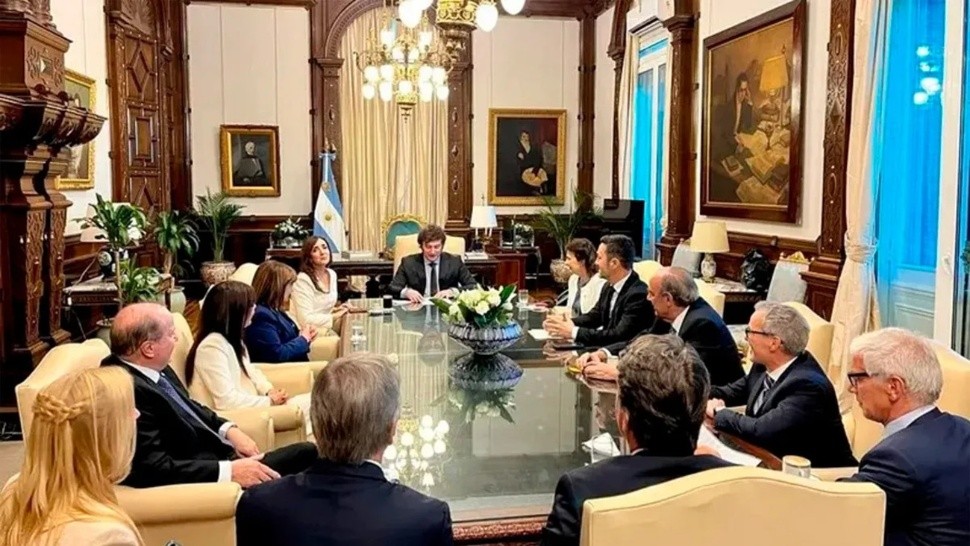 El presidente Javier Milei, junto a los integrantes de su gabinete.