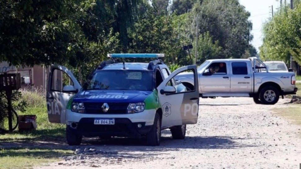 Los efectivos policiales sorprendieron a los malvivientes en la vía pública.