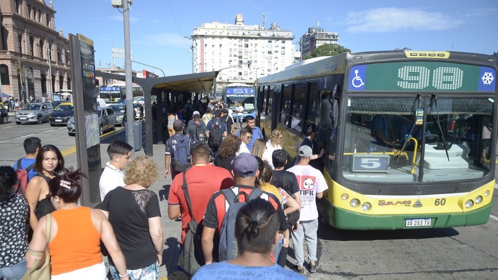 La canasta de servicios públicos del AMBA ocupó en mayo el 14% del salario promedio registrado (Crónica / Fernando Pérez Ré).