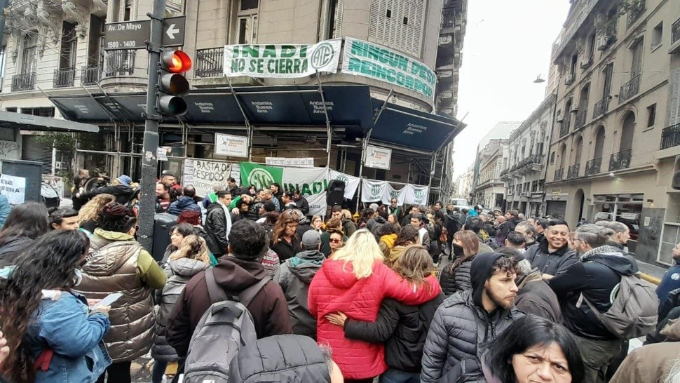 Ante la nueva ola de despidos, trabajadores del INADI se manifestaron en la puerta del edificio