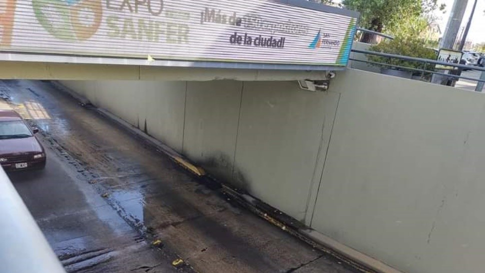 Las grietas en el asfalto del túnel cercano a Virreyes podrían estar anticipando una tragedia.