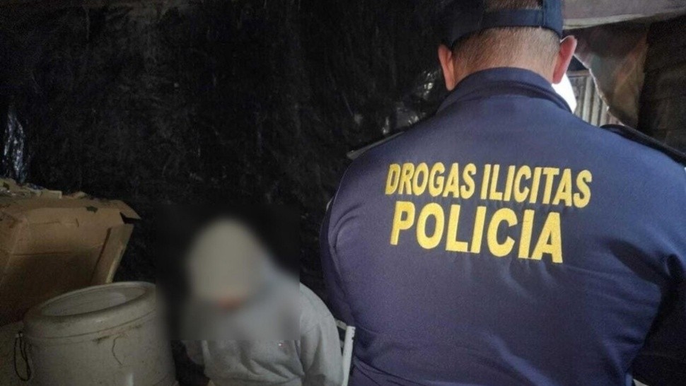 Uno de los sospechosos que finalizó capturado por los investigadores policiales.