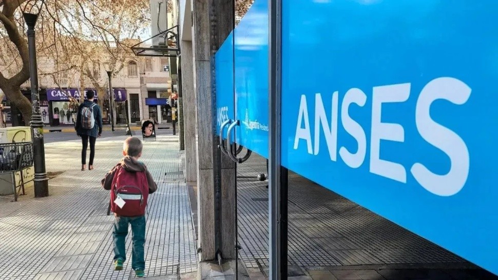 El beneficio está dirigido específicamente a aquellas personas que cobran AUH y la Asignación Familiar por Hijo en edad escolar.