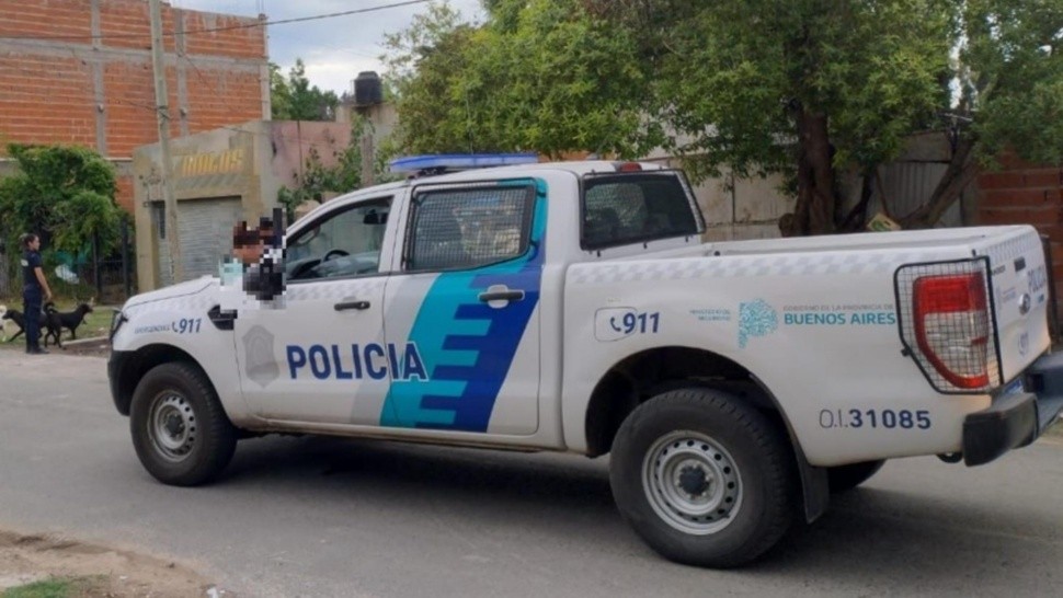 Los efectivos policiales tratan de averiguar el paradero de los asaltantes.