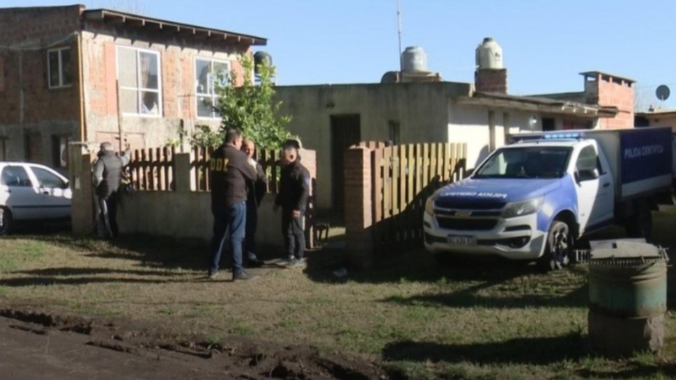 Los investigadores policiales concretaron diligencias en el escenario del homicidio. Crédito: Canal Ocho.