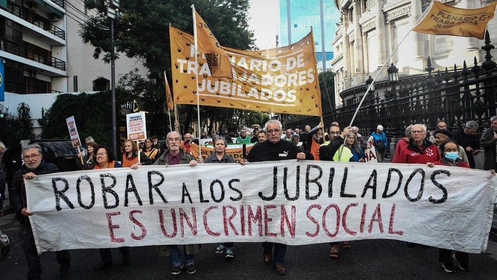 Los jubilados podrían verse afectados si se aprueba la Ley Bases.