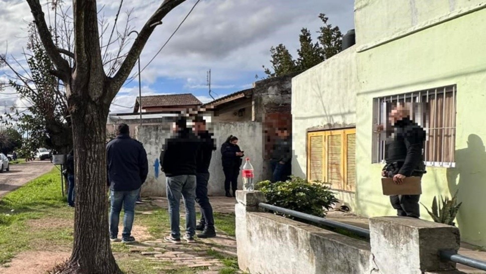 Los efectivos policiales realizaron varias diligencias en el lugar del suceso. Crédito: Phlares.