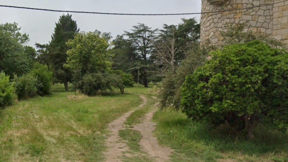 Acá, en este predio, fue localizado el rodado con el sujeto fallecido en su interior.