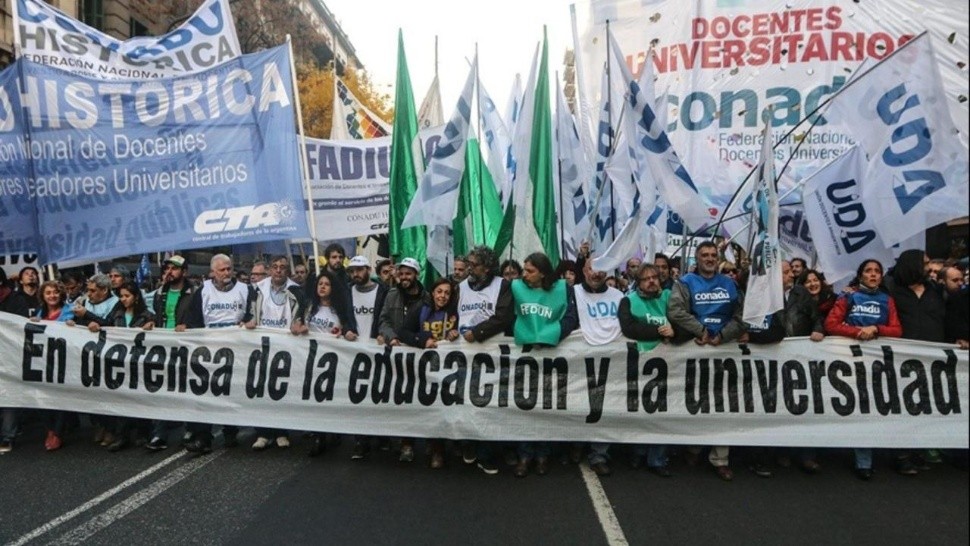 Los universitarios marchan otra vez y exigen mejores salarios (Archivo).