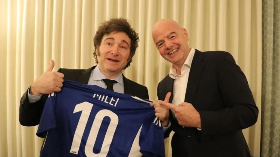 Javier Milei, en su visita al presidente de la FIFA, Gianni Infantino.