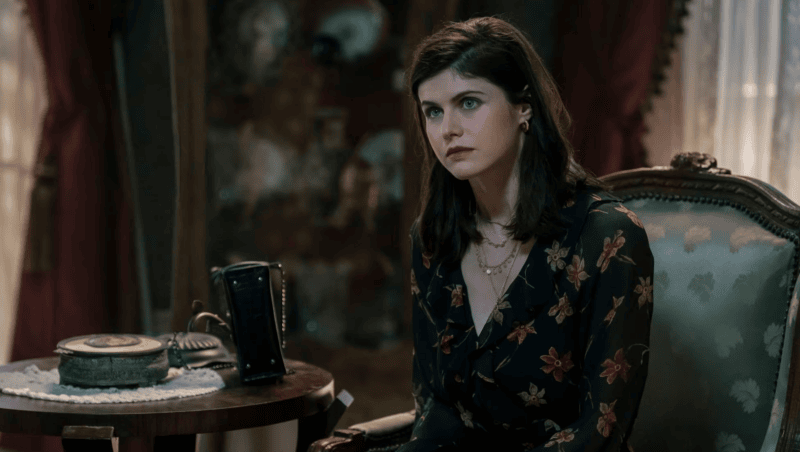 La serie está protagonizada por Alexandra Daddario, quien se pone en la piel de Rowan Fielding.