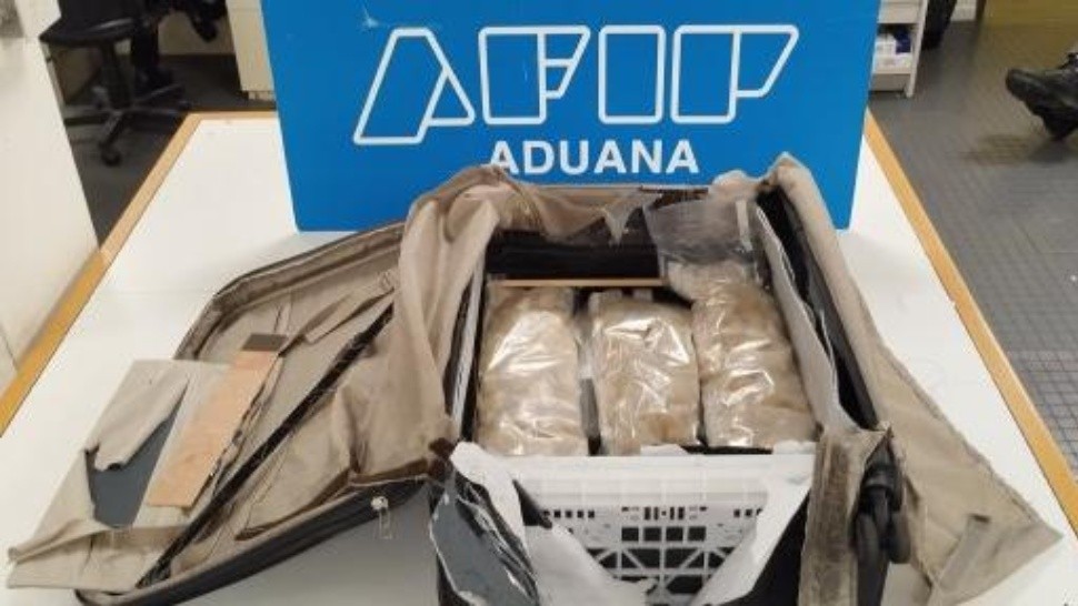 La Aduana descubrió más de 8 kilos de éxtasis en un control de equipaje en Ezeiza.