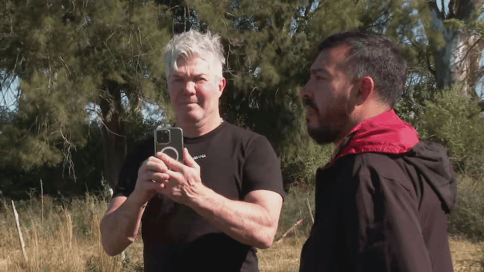 Fernando Burlando realizando una inspección donde desapareció Loan.