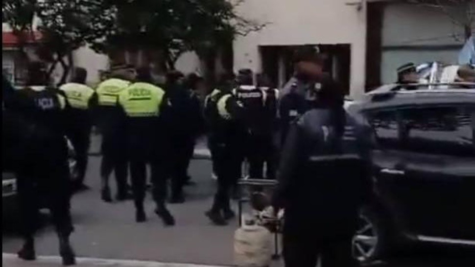 Al menos cuatro detenidos durante una protesta contra la firma del Pacto de Mayo.