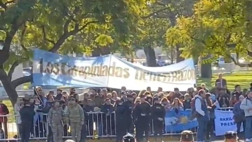 La bandera se ubicó frente al palco oficial donde se encontraban el presidente Javier Milei y la vicepresidenta Victoria Villarruel.