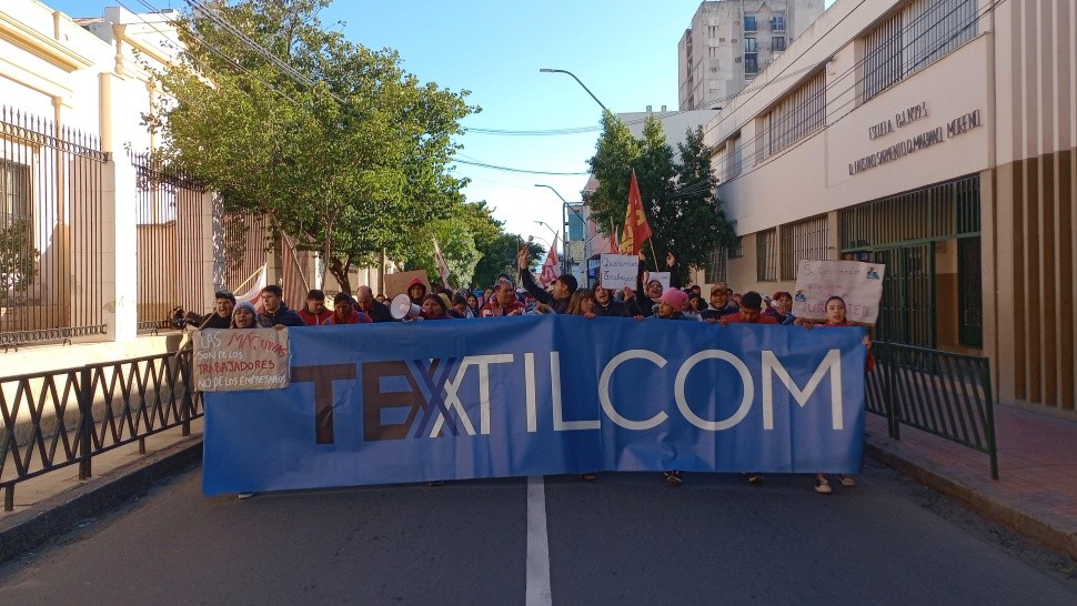 Continúa el conflicto en Textilcom: ya son 55 días de toma de fábrica y aún no hay respuesta por los despidos