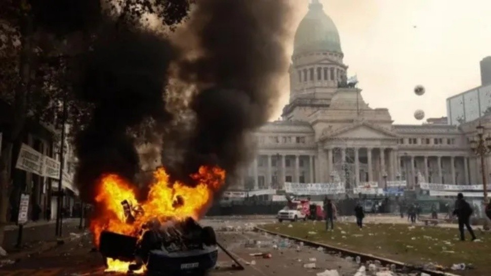 La tarde del 12 de junio, la violencia y el fuego se apoderaron de los alrededores del Congreso.