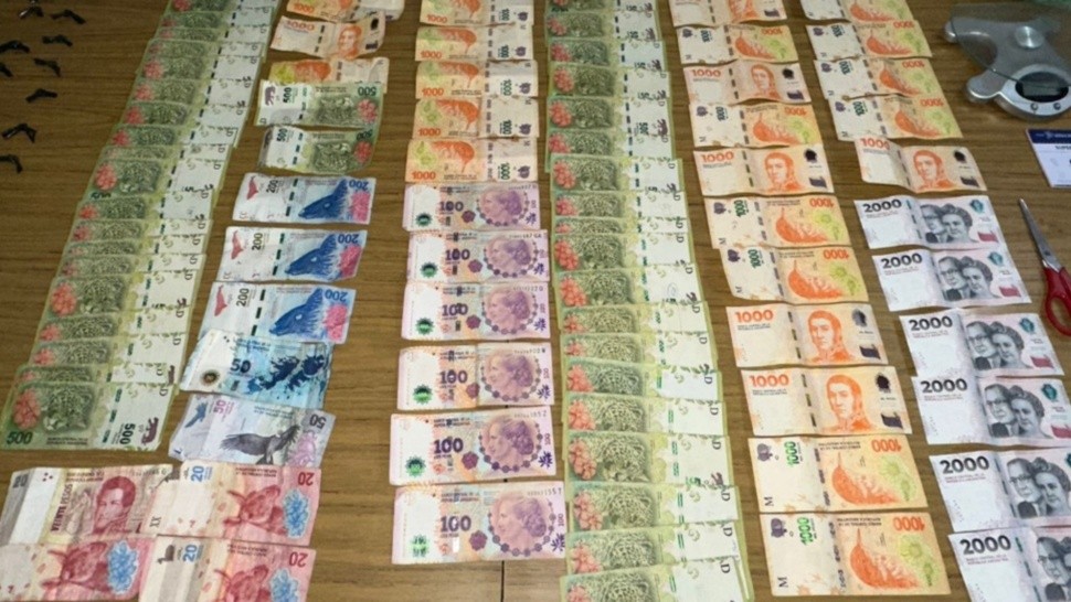 Parte del dinero que fue incautado por los investigadores policiales.