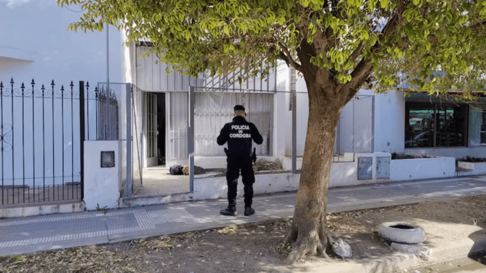 La policía allanando la casa del acusado de matar a su compañera de la facultad.