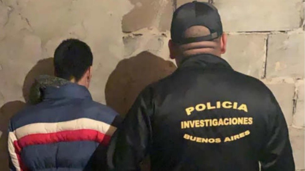 Este es uno de los sujetos que fue arrestado por los investigadores policiales.