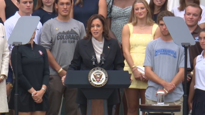 Kamala Harris junto a los jóvenes deportistas ganadores del evento de la NCAA.