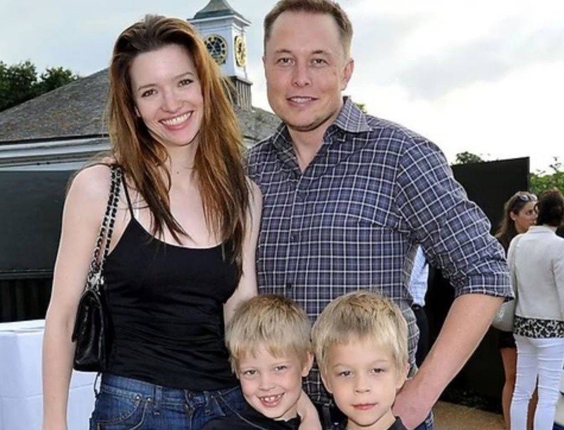 Elon Musk junto a su ex esposa y sus hijos gemelos.