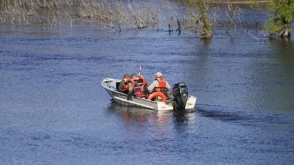 Efectivos de la Gendarmería realizan un rastrillaje en el río Santa Lucía.