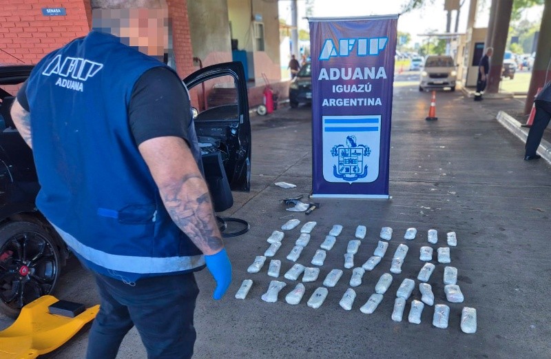   <a href='https://www.cronica.com.ar/tags/Aduana'>Aduana</a> descubrió más de 40 kg de cocaína en un auto entraba al país desde Brasil