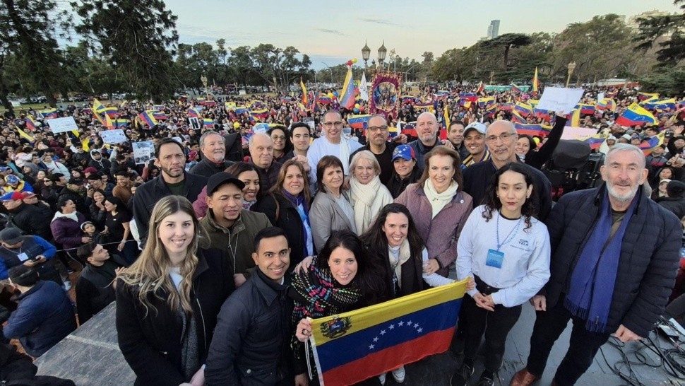 Patricia Bullrich, frente a la embajada de Venezuela a la espera del resultado de la elección.